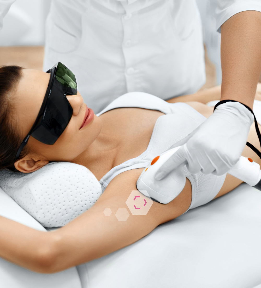 Laser Haarentfernung Frau Achseln im Kosmetikstudio Innsbruck mobil | INCEBEL Medical Beauty Institut